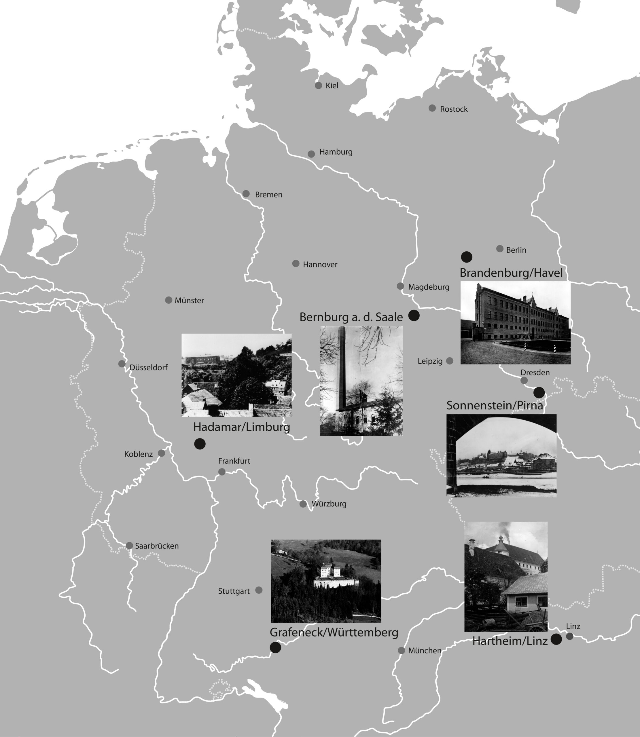 Eine Landkarte von Deutschland und Österreich. Die 6 Tötungsanstalten sind eingezeichnet. Bei jeden Ort ist ein Foto der Gebäude daneben. Es sind Fotos, die zeigen, wie die Gebäude früher aussahen. Die Fotos sind schwarz-weiß.
